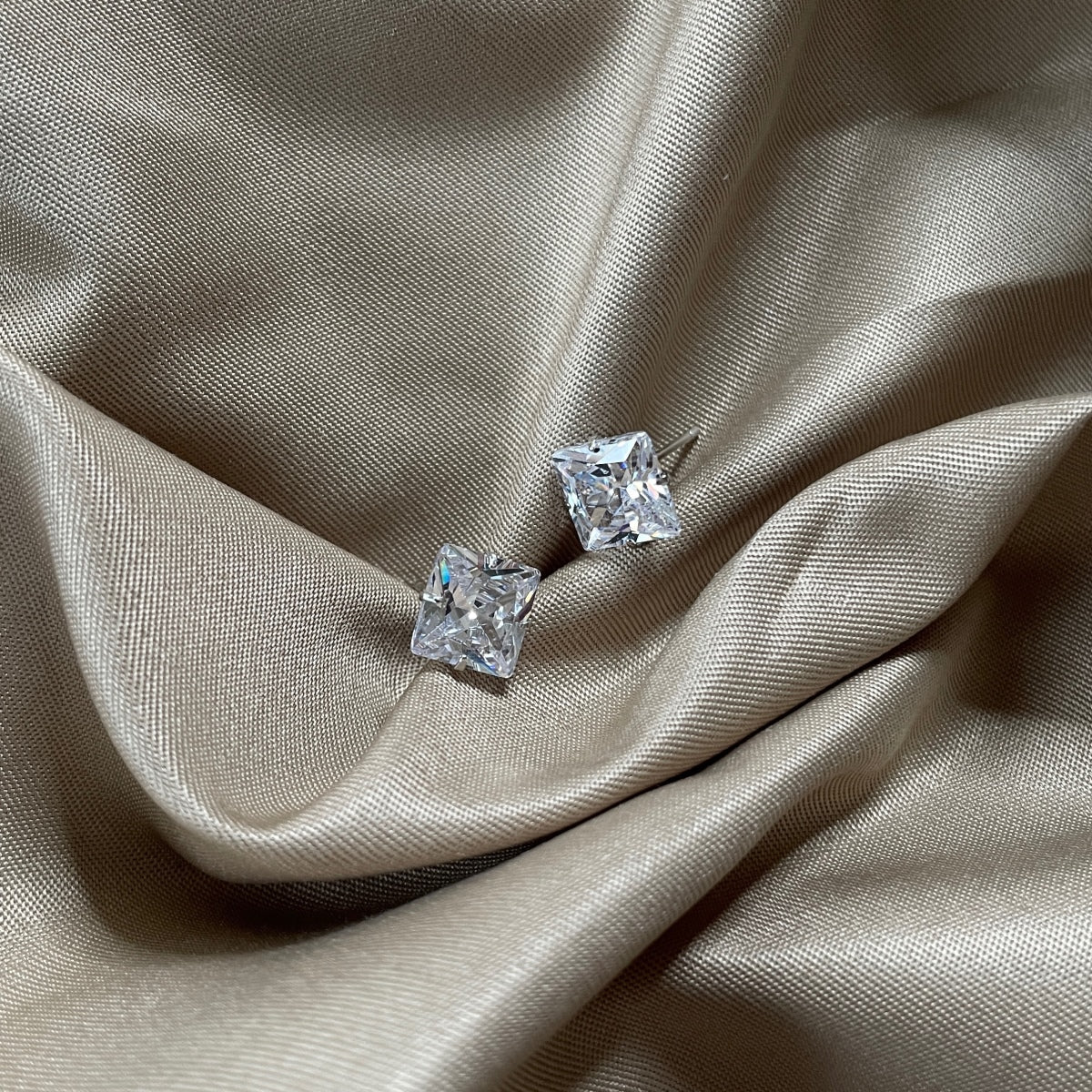 [Noble Jewelry]Stylish Shiny Square Center Stone Stud Earrings