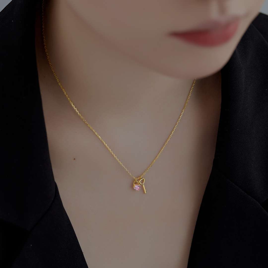 [Noble Jewelry]Unique Heart Shape Key Pendent Necklace